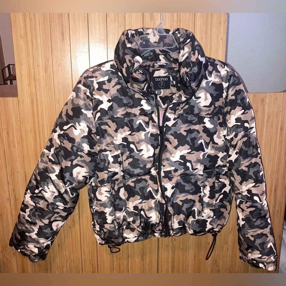 Boohoo Puffer Cropped Camo Sz. 4